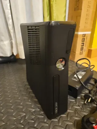 Xbox 360 Negra + Accesorios + Juego Resident Evil