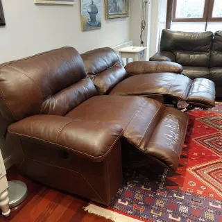 Sofá de piel con motor. Color marrón