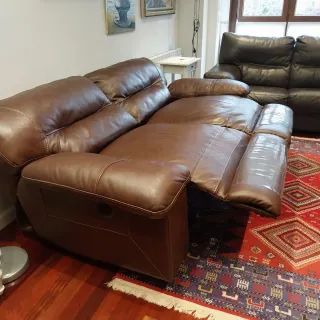 Sofá de piel con motor. Color marrón