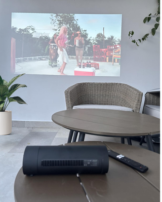 Alquiler Proyector JMGO Gris + Pantalla ALR