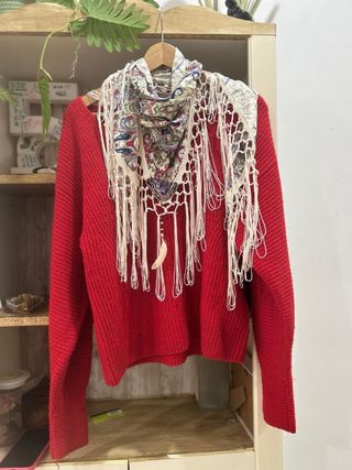 Jersey Rojo H&M + Pañuelo Étnico