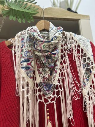 Jersey Rojo H&M + Pañuelo Étnico