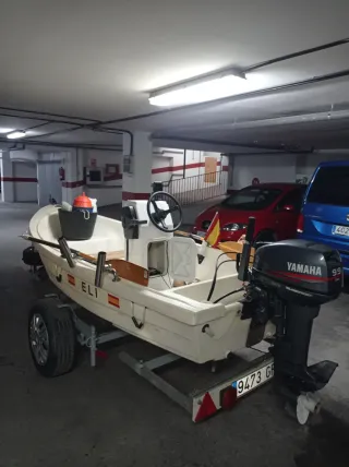 Barco a motor con remolque