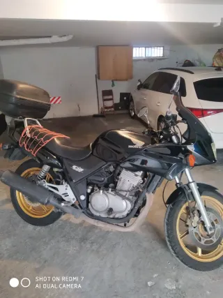 Moto deportiva negra Honda CB 500S Año 2000