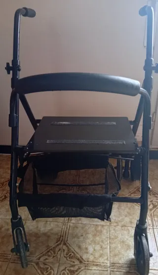 Andador con asiento y cesta