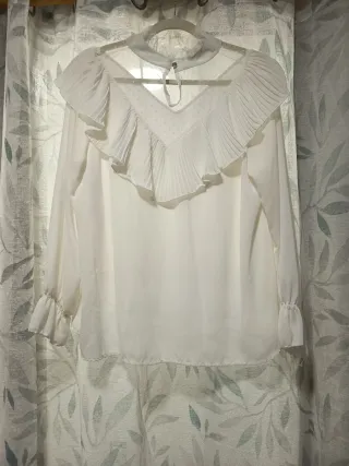 Blusa blanca con volantes