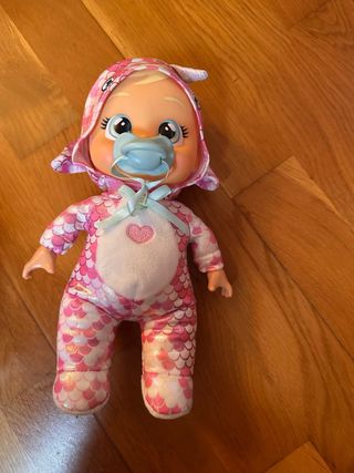 Muñeca Cry Babies con pijama de pez