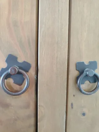 Vitrina rústica de madera y cristal