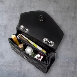 Bolso bandolera negro con cadena