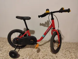 Bicicleta infantil roja con ruedines