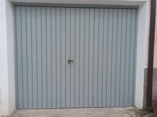 Puerta trasera con acceso peatonal