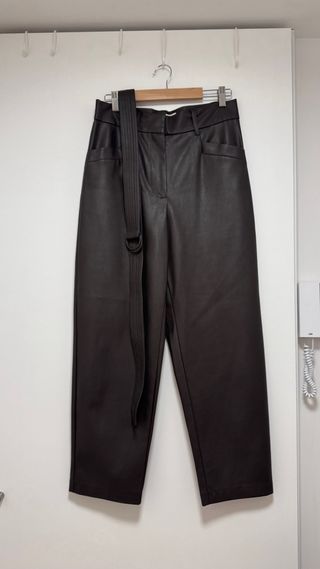 Pantalones de efecto piel negros con cinturón