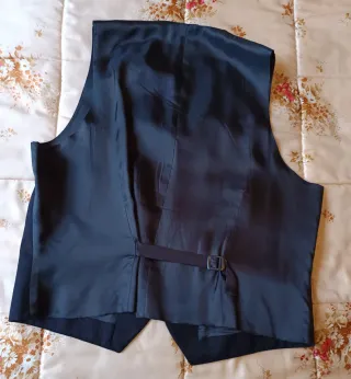 Traje con chaleco, camisa, fajín y corbatin