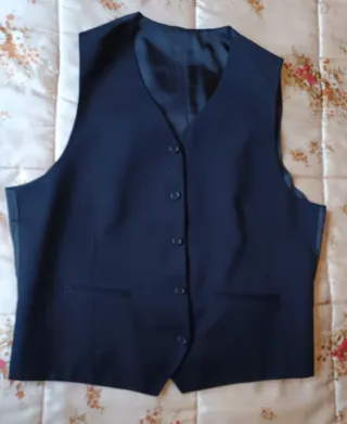 Traje con chaleco, camisa, fajín y corbatin