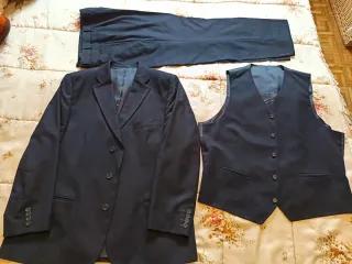 Traje con chaleco, camisa, fajín y corbatin