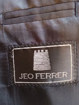 Traje con chaleco, camisa, fajín y corbatin