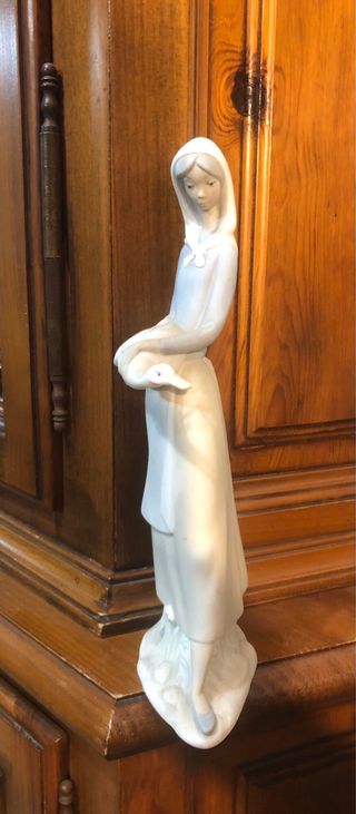 Figura Nao Lladro Mujer con Oca Porcelana
