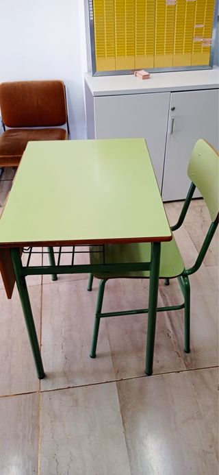Pupitre y silla de aula