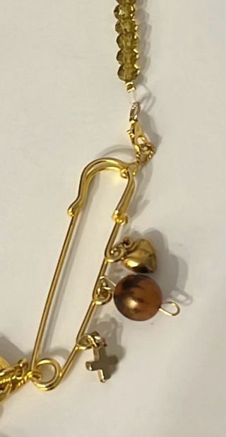 Collar con broche y dijes en acero chapado