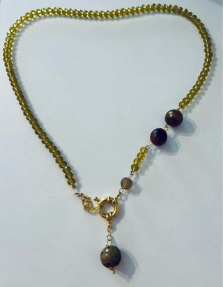 Collar con broche y dijes en acero chapado