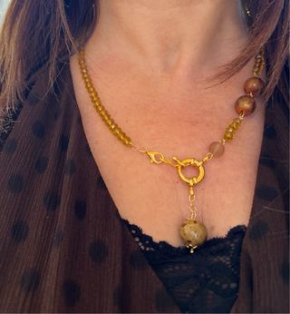 Collar con broche y dijes en acero chapado