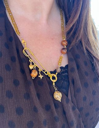 Collar con broche y dijes en acero chapado