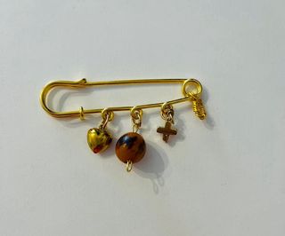 Collar con broche y dijes en acero chapado