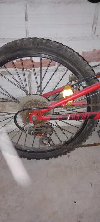 Bicicleta infantil roja