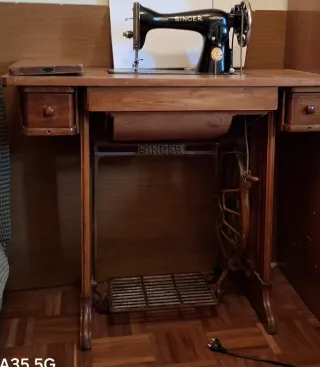 Máquina de coser SINGER antigua con mueble