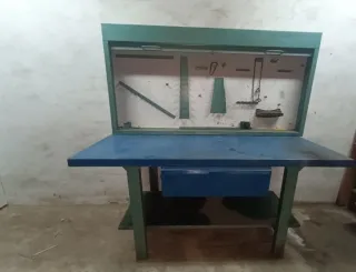 Banco de trabajo y armario metálico