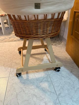 Moisés para bebé de mimbre con ruedas