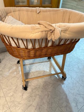 Moisés para bebé de mimbre con ruedas