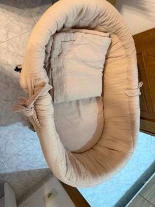 Moisés para bebé de mimbre con ruedas