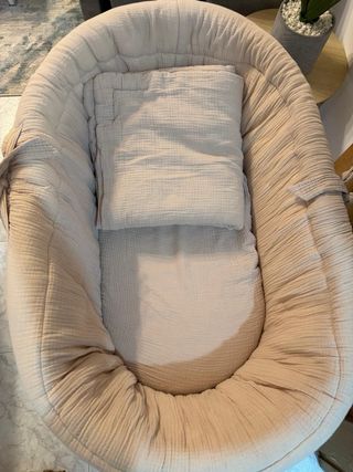 Moisés para bebé de mimbre con ruedas