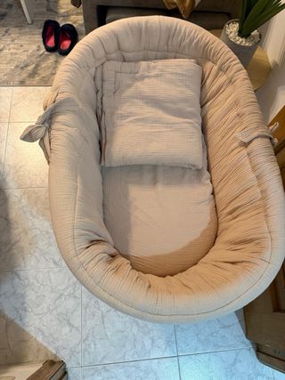 Moisés para bebé de mimbre con ruedas