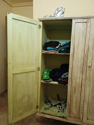 Armario antiguo de madera restaurado