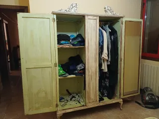 Armario antiguo de madera restaurado