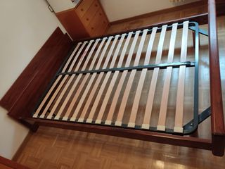 Cama de madera y metal sin cabecero