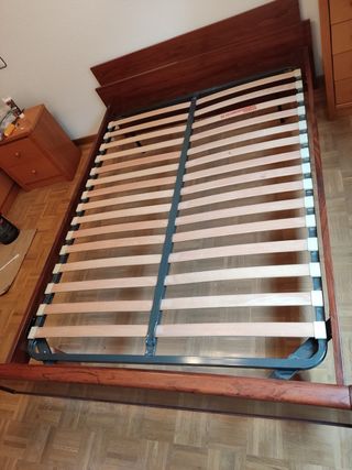 Cama de madera y metal sin cabecero