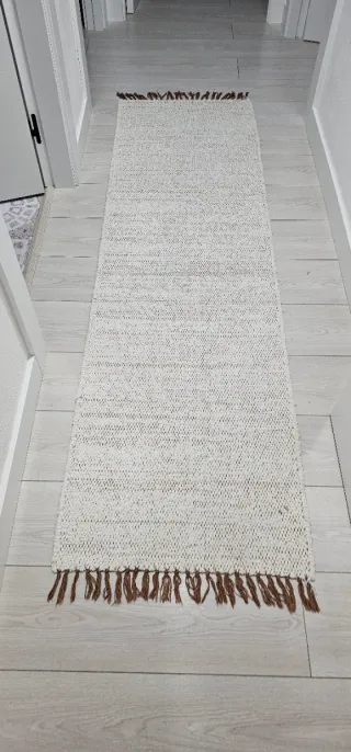 Alfombra beige con flecos marrones