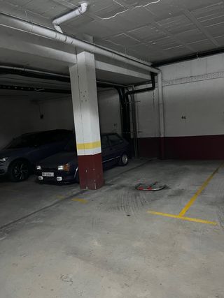 Alquilo smplia plaza garaje coche y moto en Orense