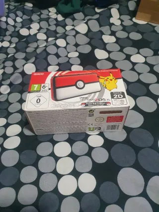 Nintendo 2DS XL Poke Ball Edition