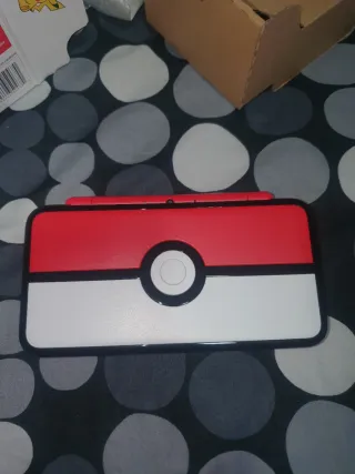 Nintendo 2DS XL Poke Ball Edition