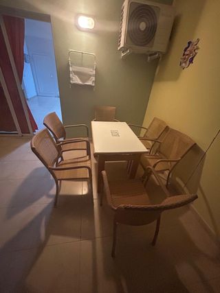 Mesa y sillas de exterior