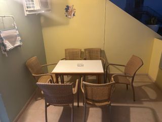 Mesa y sillas de exterior