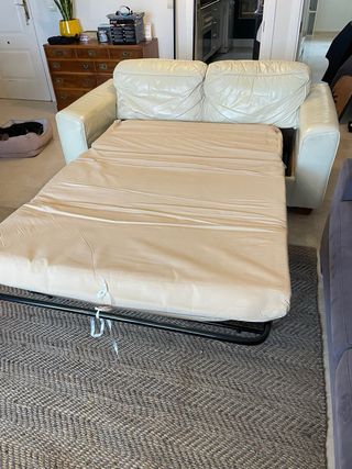 Sofá cama de piel beige