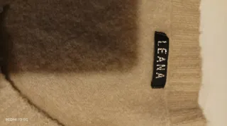 Camisola bege com tachas prateadas