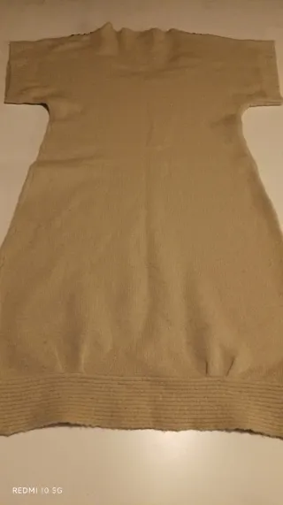 Camisola bege com tachas prateadas