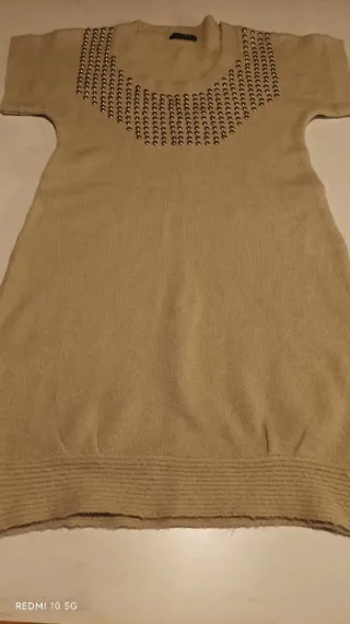 Camisola bege com tachas prateadas