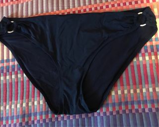 Braga de bikini negra con anillas